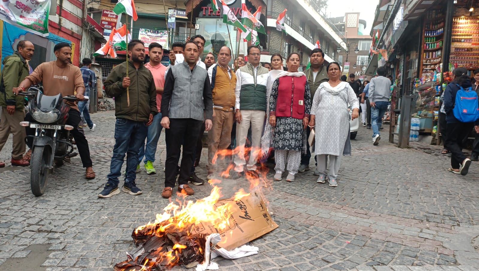 कांग्रेस पार्टी के कार्यकर्ताओं ने प्रदेश में बिगडती कानून व्यवस्था और बढते महिला अत्याचार के खिलाफ किया पुतला दहन 