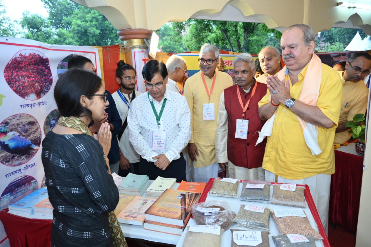 श्री सुधींद्र तीर्थ उत्तराखंड सांस्कृतिक वैभव प्रदर्शिनी का उद्घाटन 