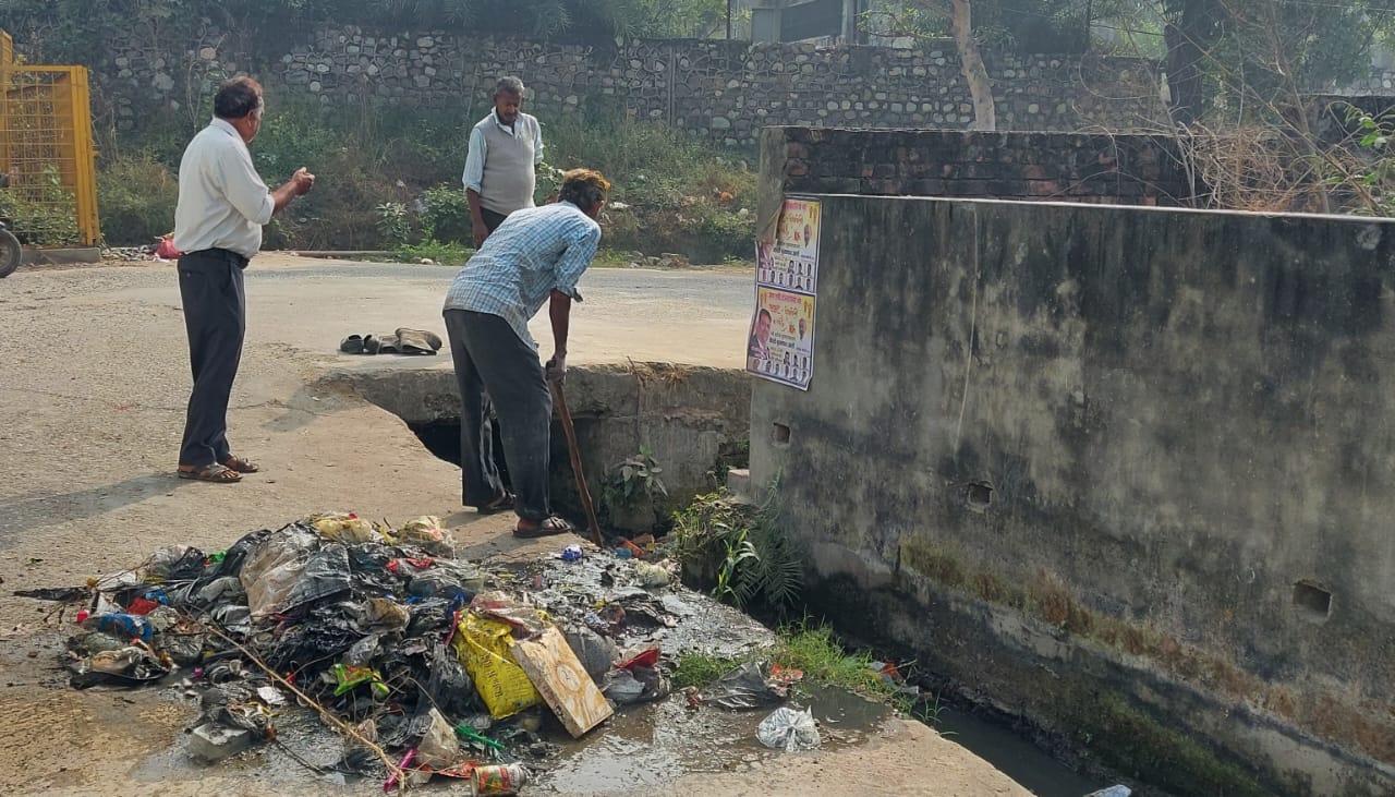 मशहूर कवि सैयद नफीसुल हसन ने मोहल्ला सोत में कराई नाले की सफाई