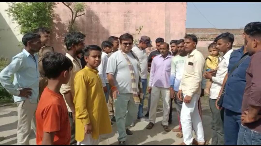 खानपुर के विधायक उमेश शर्मा क्षेत्र के करनपुर गांव पहुंचकर यहां बंद पड़े एक सरकारी स्कूल का निरीक्षण किया