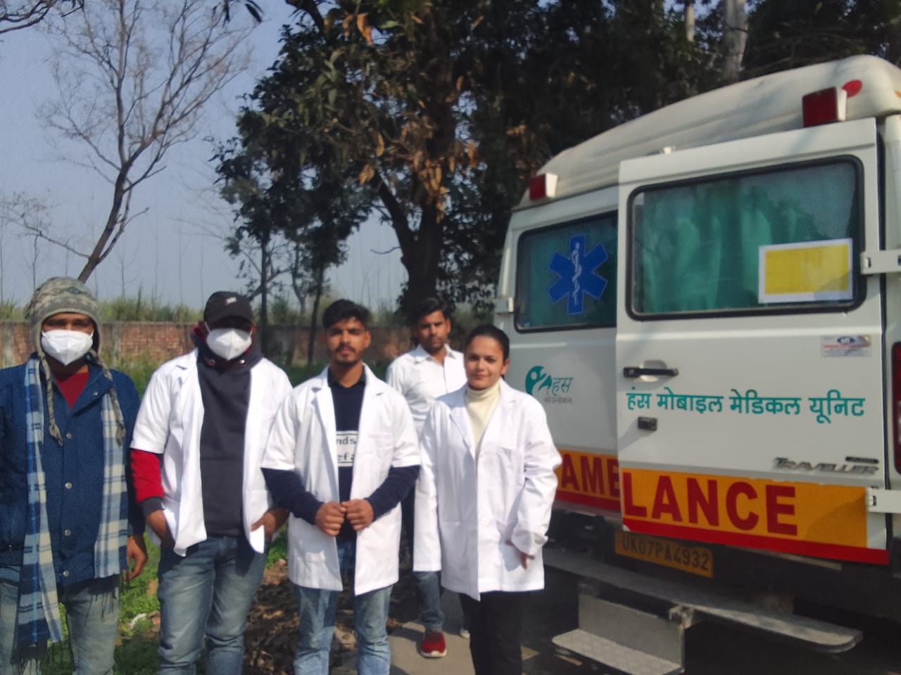 हंस फाउंडेशन की मोबाइल मेडिकल यूनिट ने ग्रामीणों के खून की जांच कर बांटी निशुल्क दवाएं
