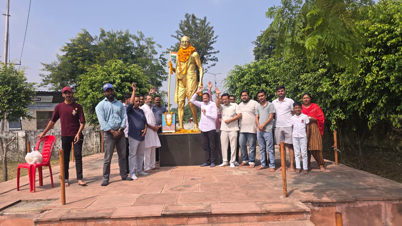 बापू महात्मा गांधी और लाल बहादुर शास्त्री की जयंती पर गांधी पार्क में माल्यार्पण कर आप ने किया नमन 