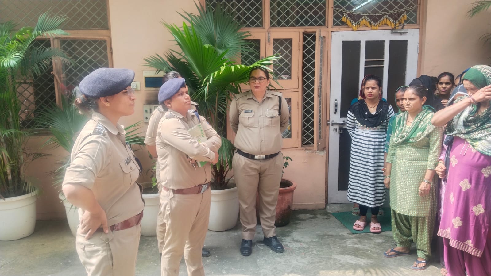 गौरा शक्ति योजना के तहत रानीपुर पुलिस ने महिलाओं को दी साइबर अपराध एवं यातायात संबंधी जानकारी