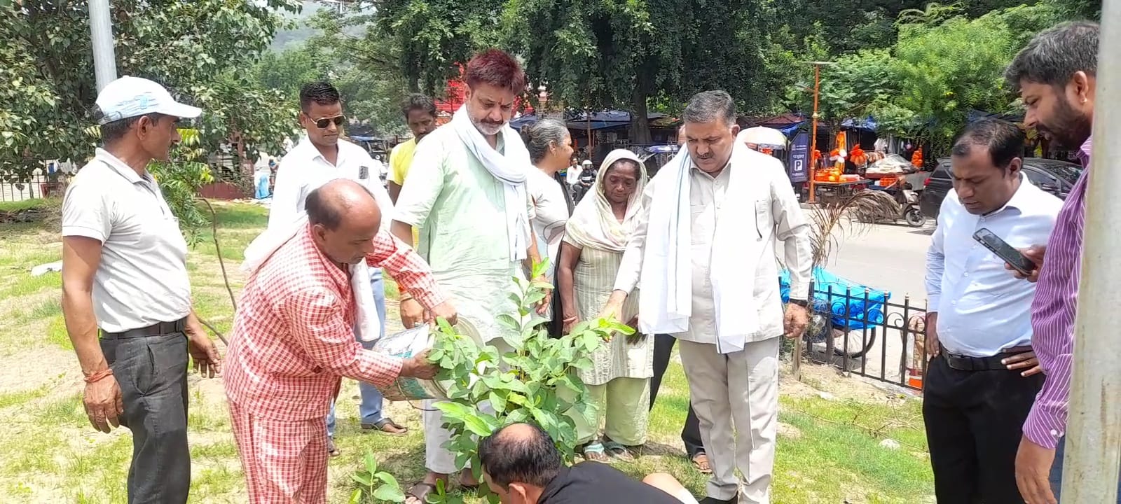 संजय चोपड़ा के संयोजन में वृक्षारोपण यात्रा निकालकर आम जनता को पर्यावरण के प्रति किया जागरूक