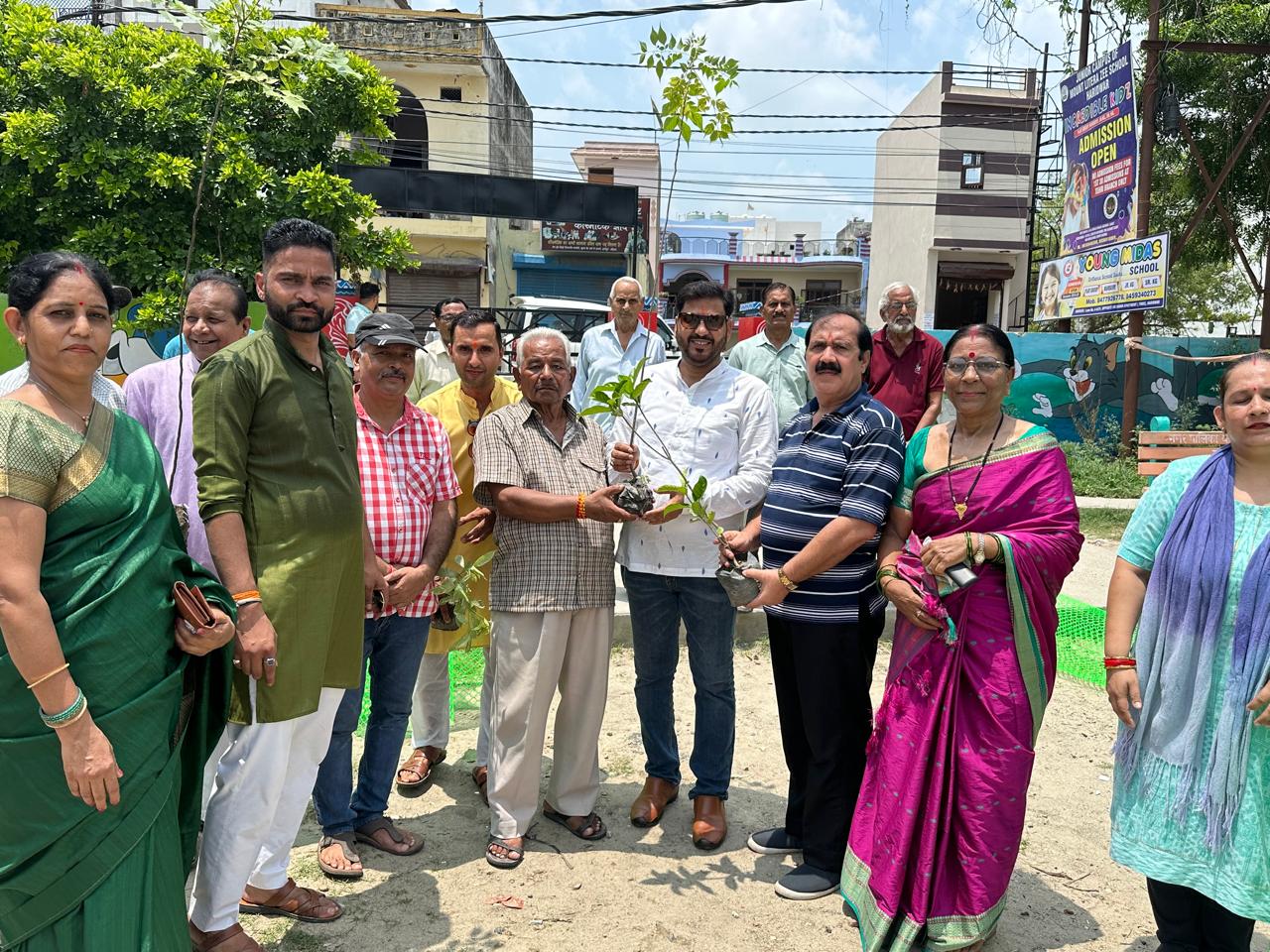 नगर पालिका शिवालिक नगर के प्रथम अध्यक्ष राजीव शर्मा के संयोजन में पार्टी कार्यकर्ताओं व क्षेत्रवासियों ने किया पौधारोपण