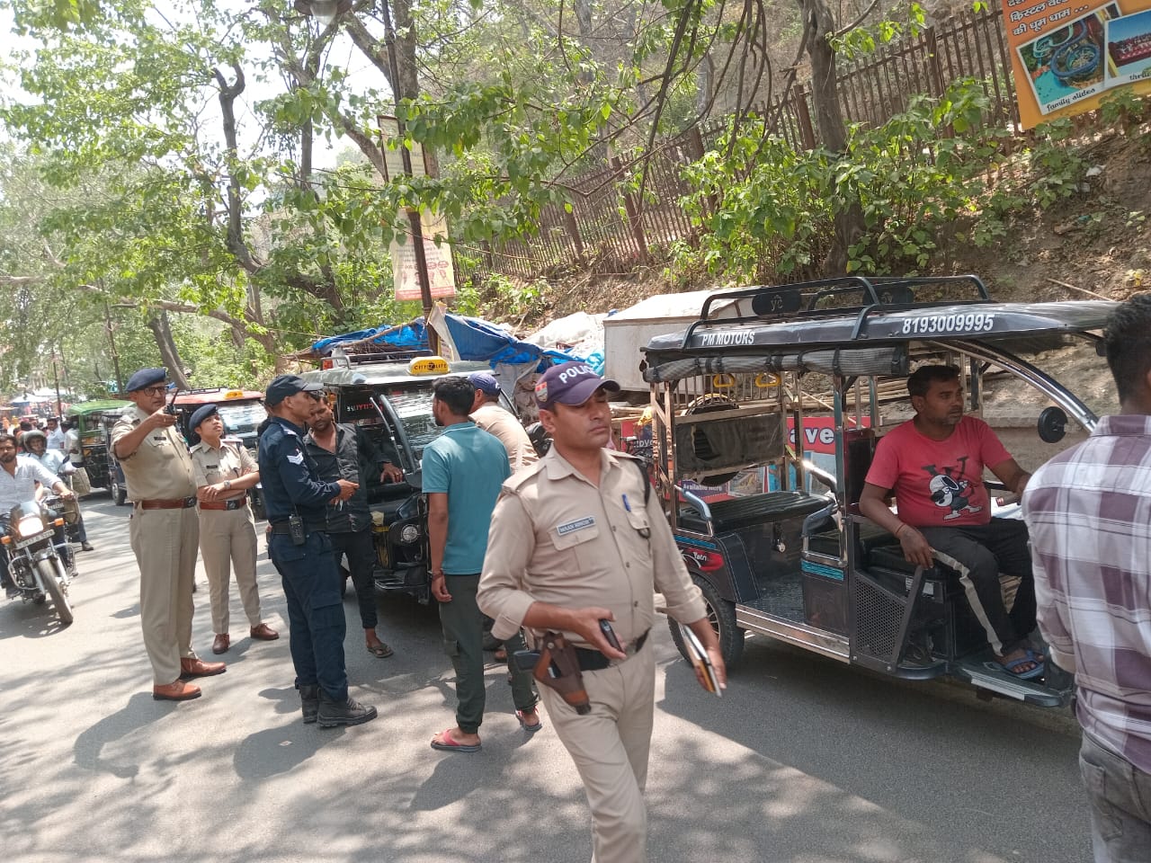 हरिद्वार के प्रतिबंधित क्षेत्र में चलाए जा रहे 29 ई-रिक्शा को यातायात पुलिस ने किया सीज