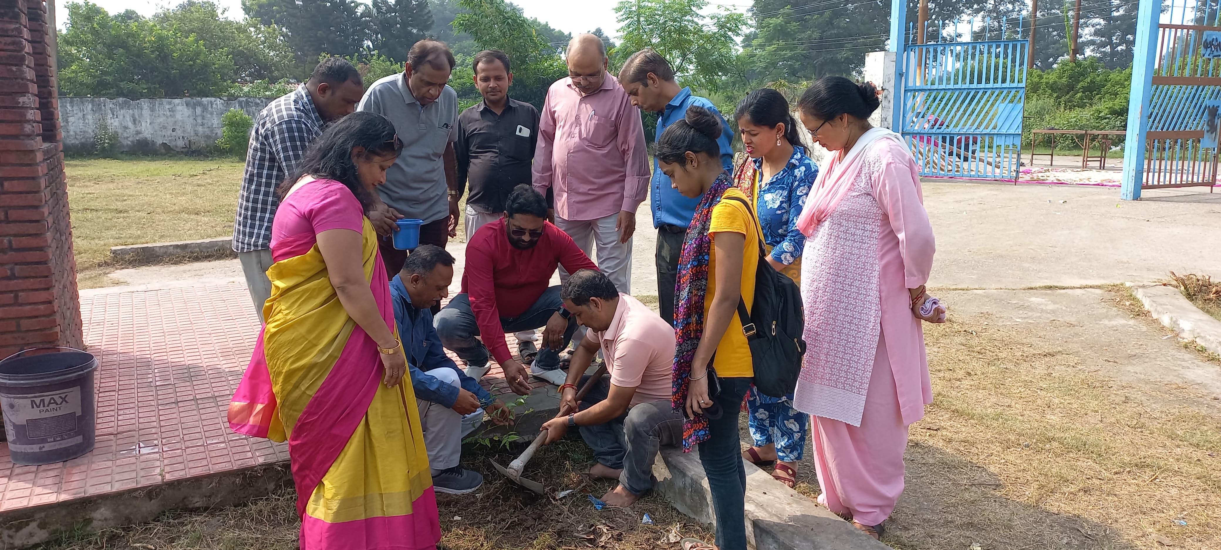 उदय भारत ने महात्मा गांधी की प्रतिमा पर माल्यार्पण कर किया पौधारोपण