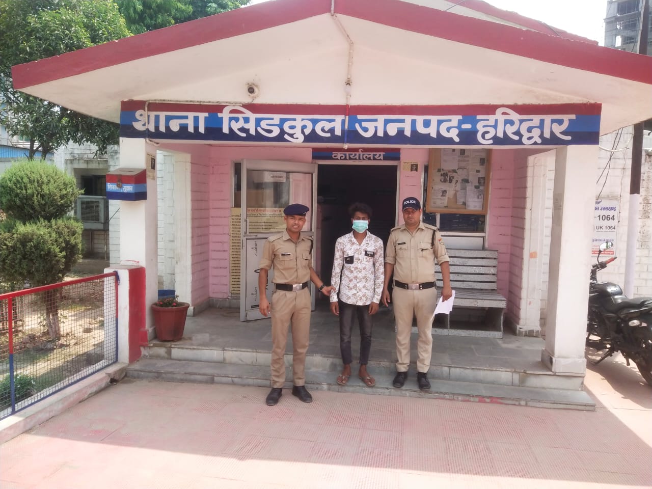 गैंगस्टर एक्ट में वांछित 25000 के इनामी को लखनऊ से दबोच लाई पुलिस