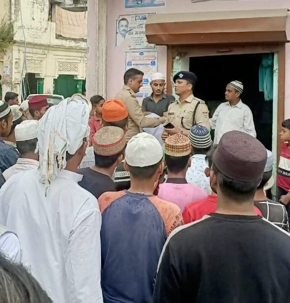 नशे के विरुद्ध ग्राम बेगमपुर में चौपाल लगाकर बहादराबाद पुलिस ने ग्रामीणों को किया जागरूक
