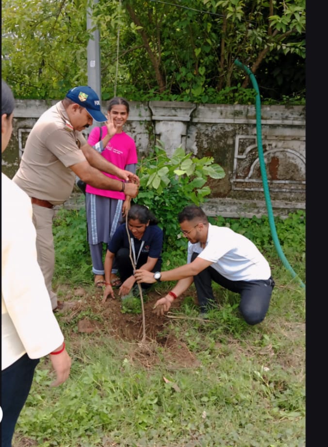 उदयन शालिनी फैलोशिप प्रोग्राम, वन विभाग और हेंड्स फाउंडेशन ने मिलकर लगाये पेड़