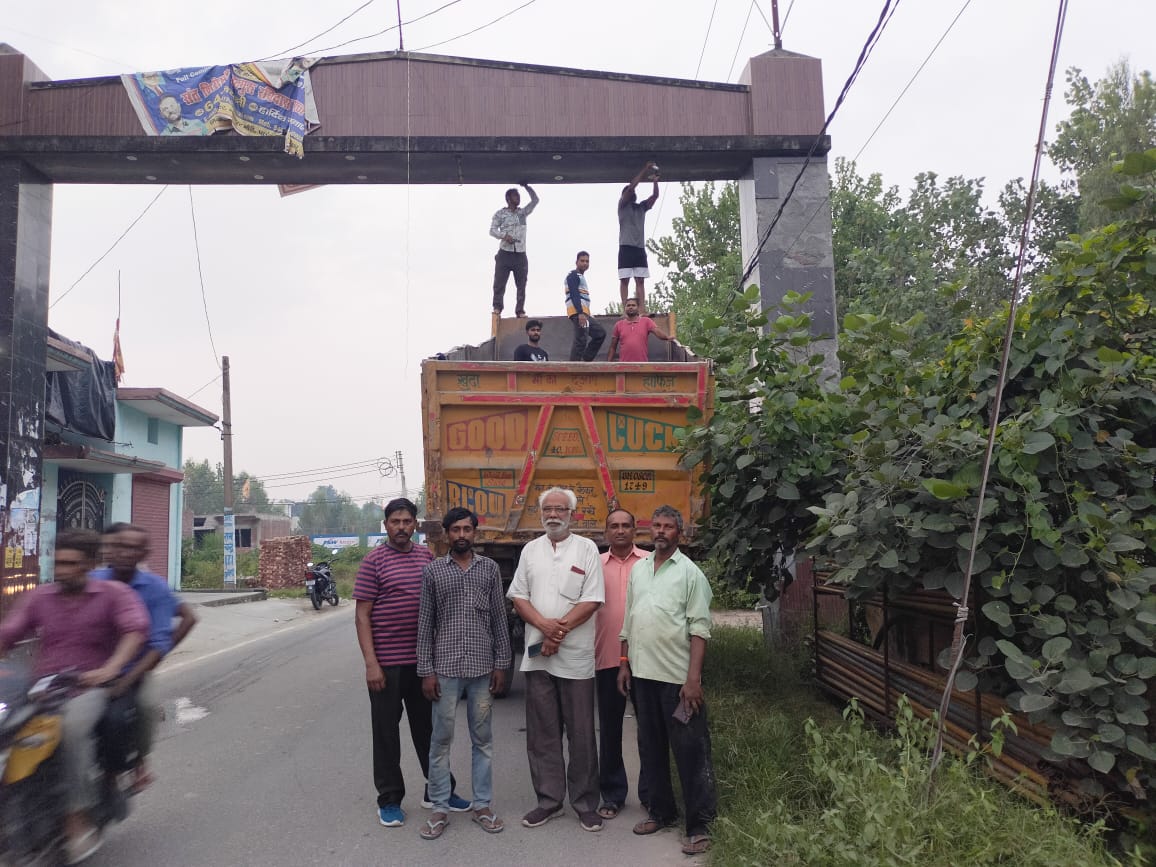 अलीपुर गांव की जनसेवा टीम ने गांव के मुख्य द्वार पर लगाई लाईट