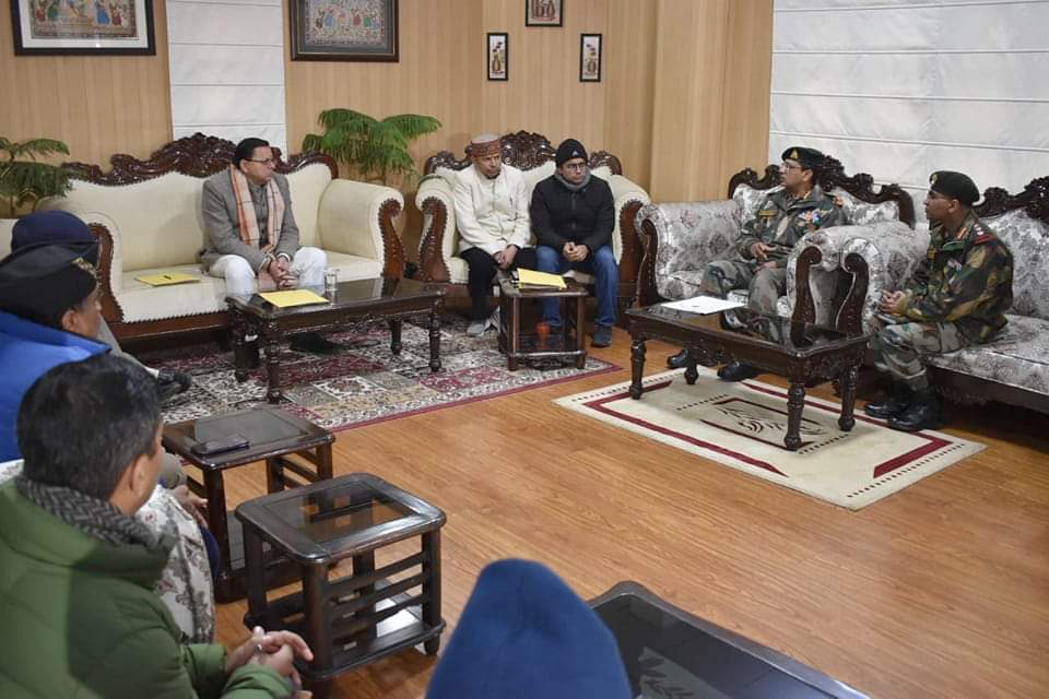 मुख्यमंत्री ने जोशीमठ को लेकर की अधिकारियों से बैठक दिए दिशा निर्देश 
