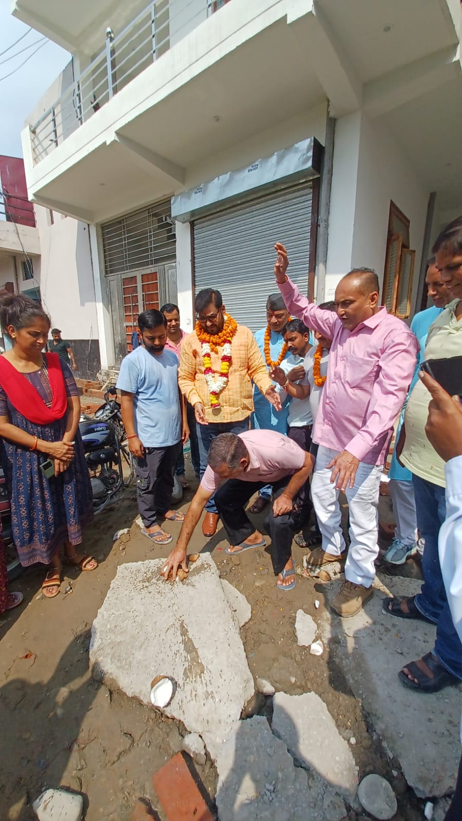 निवर्तमान पालिका अध्यक्ष राजीव शर्मा ने किया सात सड़कों के निर्माण कार्य का उद्घाटन