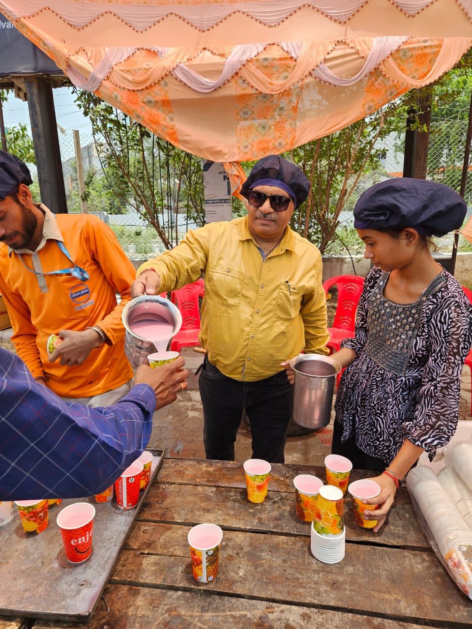 भीषण गर्मी में राहगीरों को पिलाया शरबत