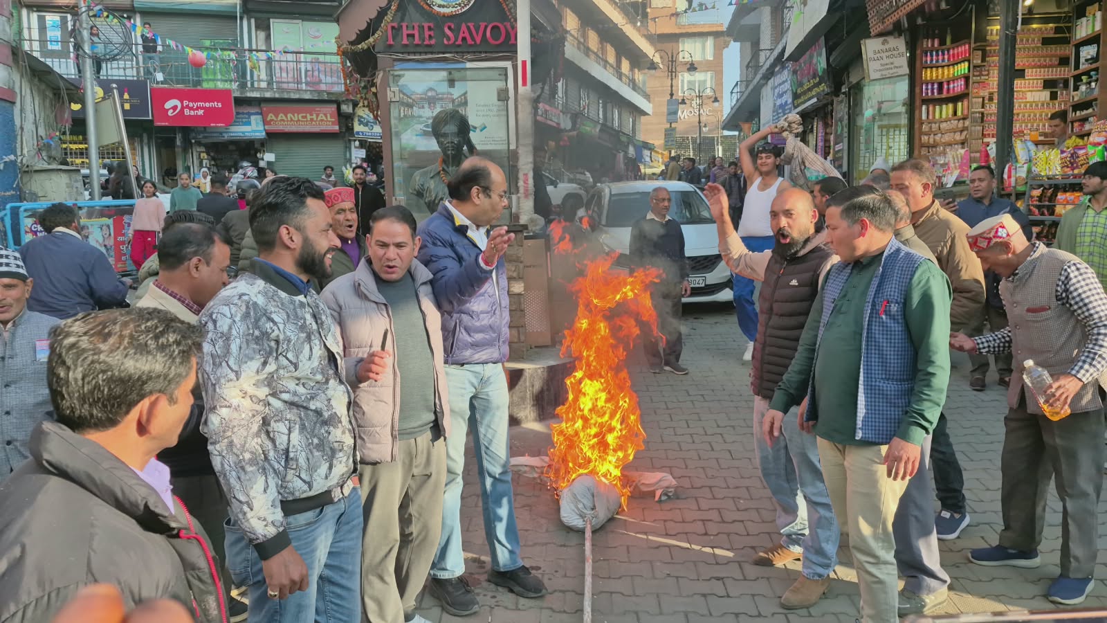 अखिलेश के बयान पर मसूरी भाजपा में उबाल, पुतला फूंककर जताया विरोध
