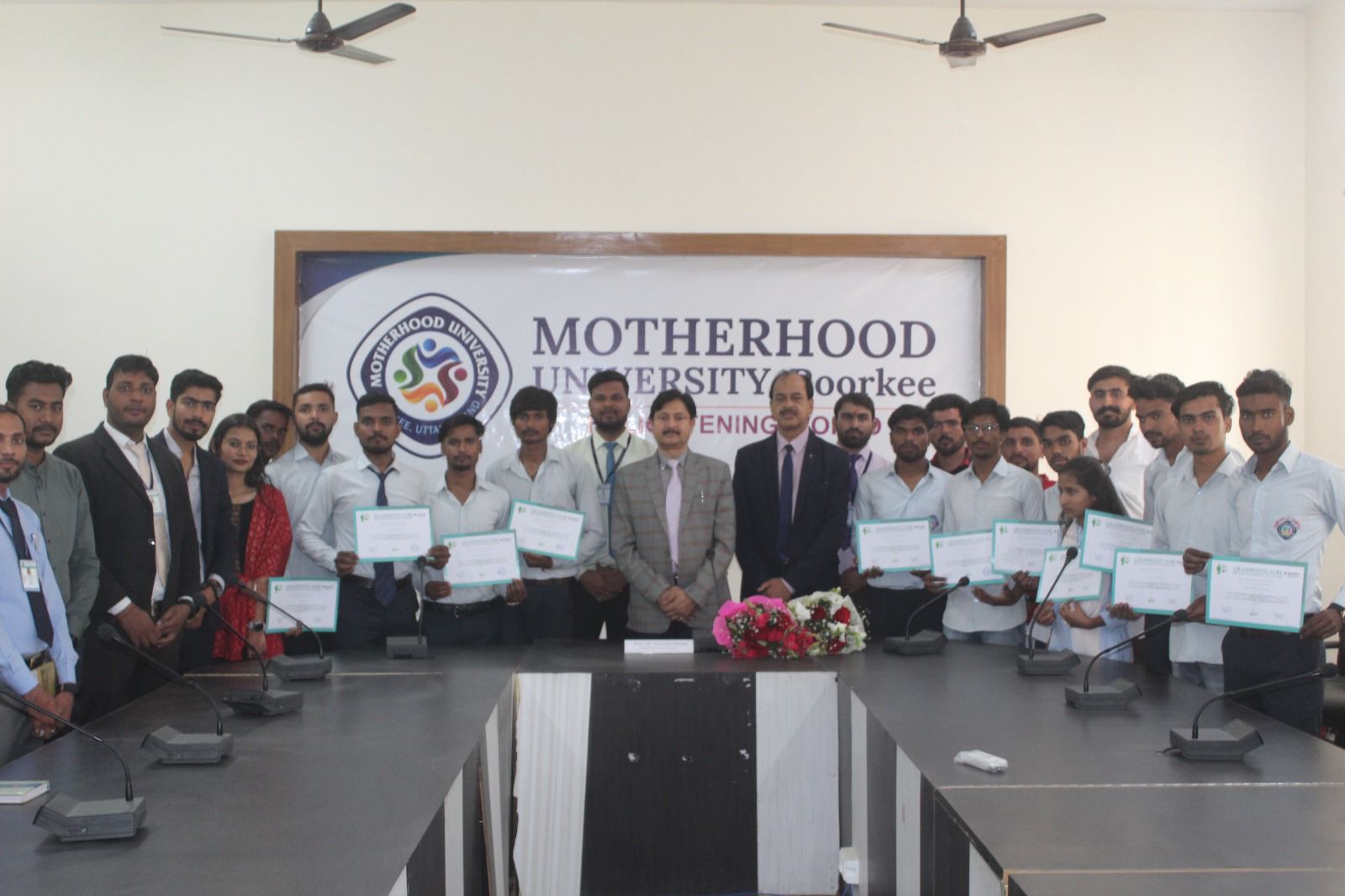 मदरहुड विश्वविद्यालय के छात्र-छात्राओं ने प्राप्त किए 