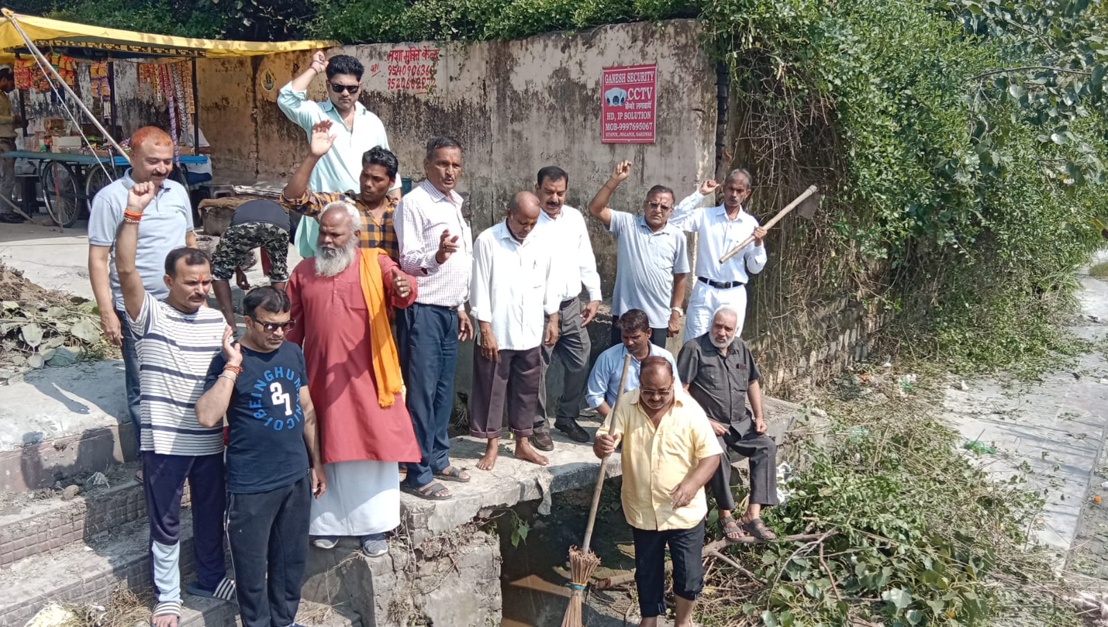 कांग्रेस कार्यकर्ताओं और समाजसेवियों ने चलाया सफाई अभियान 