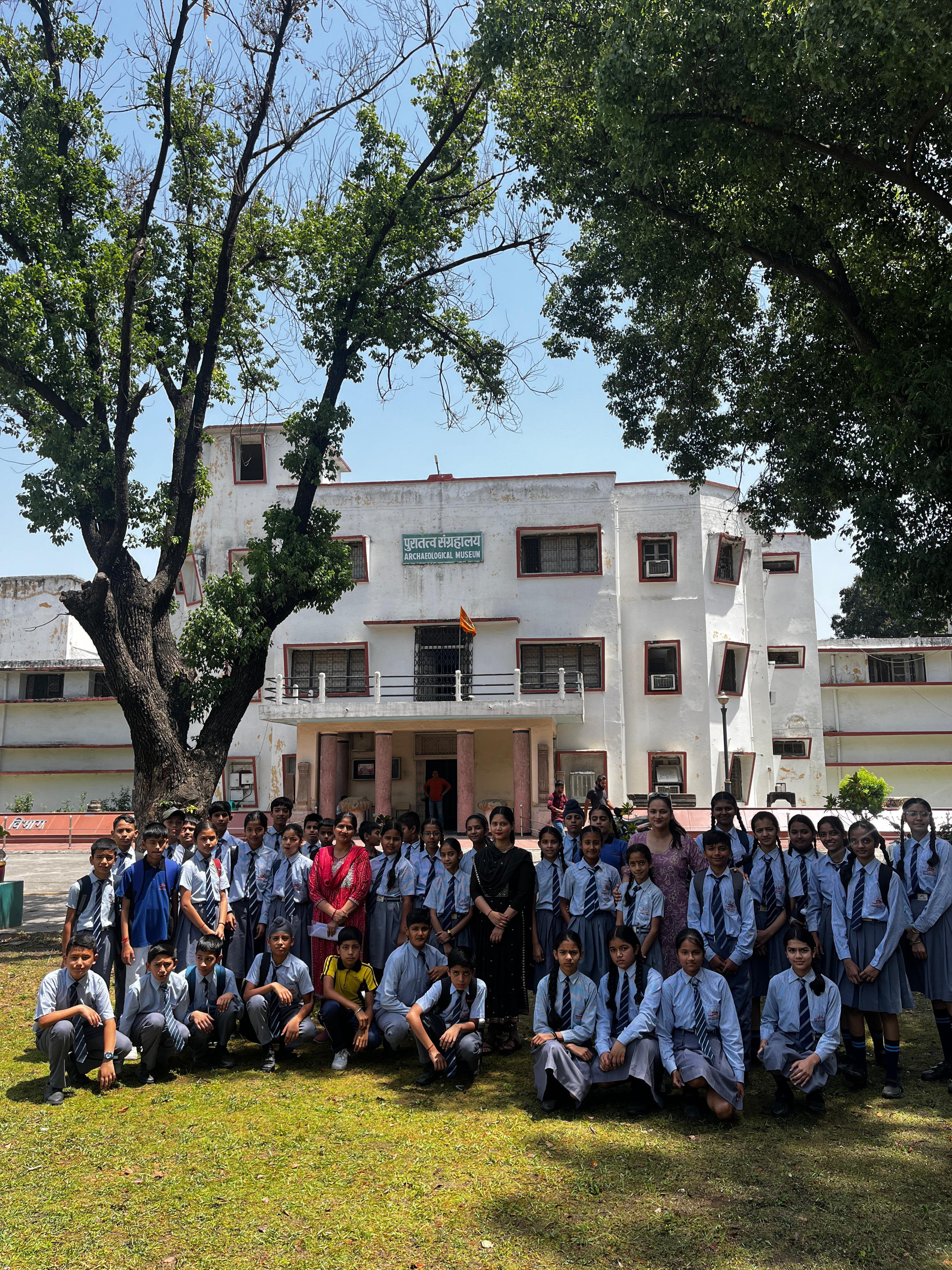 मां आनंदमयी मेमोरियल स्कूल के विद्यार्थियों ने किया गुरुकुल विवि के पुरातत्व संग्रहालय का शैक्षणिक दौरा