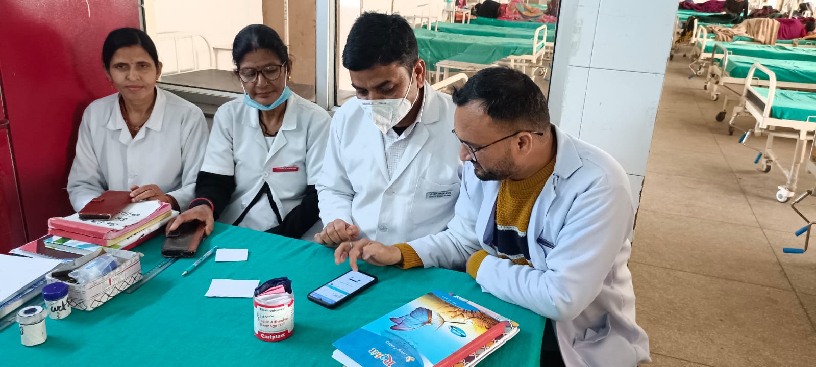 बेस अस्पताल श्रीनगर में सरकार की स्वास्थ्य योजनाओं को पंख दे रहे एमएसडब्ल्यू 
