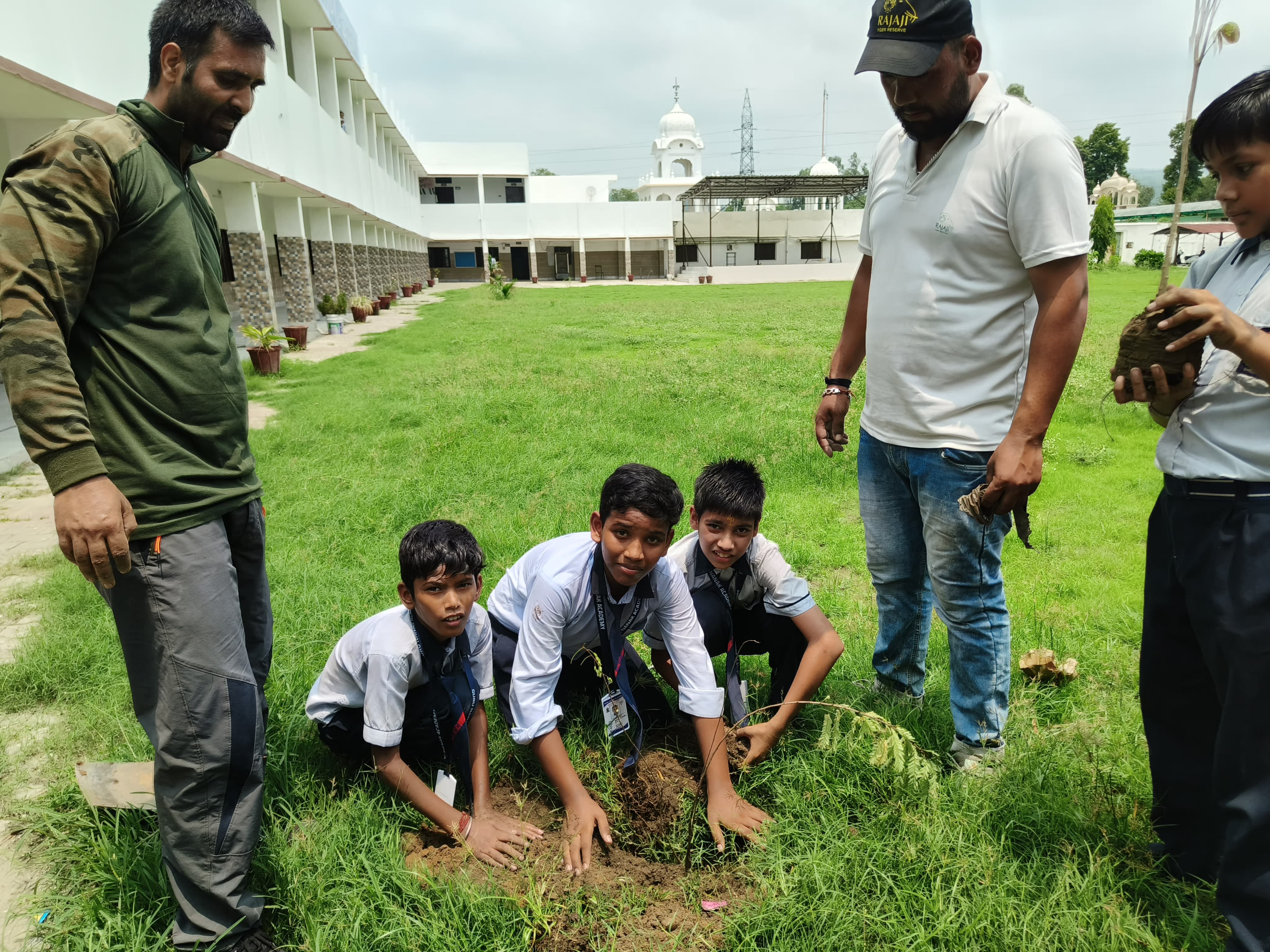 गुरु नानक एकेडमी स्कूल के विद्यार्थियों ने लिया स्कूल को हरा-भरा बनाने का संकल्प