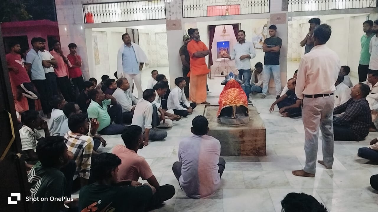 करणी सेना व ग्रामीणों ने साथ मिलकर मंदिर परिसर में विधर्मियों द्वारा किया गया अतिक्रमण हटाया 