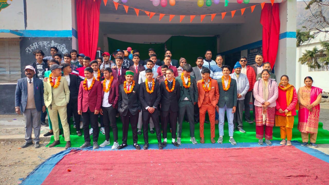 राजकीय इंटर कॉलेज थत्यूड में 12वीं के छात्र-छात्राओं को दी गई विदाई