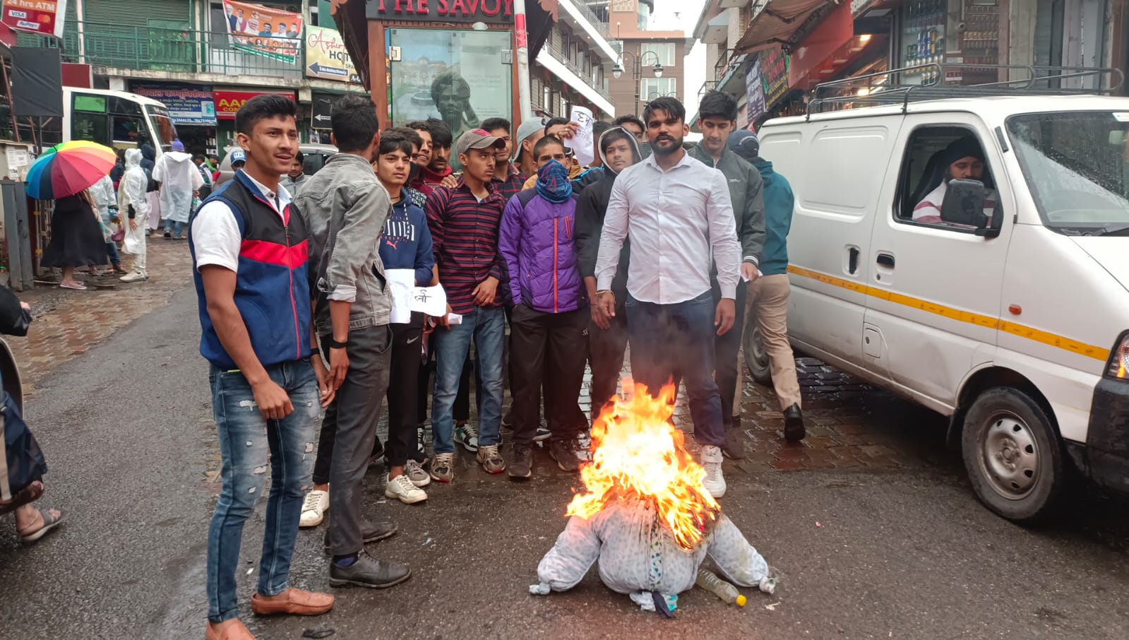 मसूरी में छात्रों ने किया अग्निपथ योजना का विरोध, केन्द्र के पुतले को किया आग के हवाले