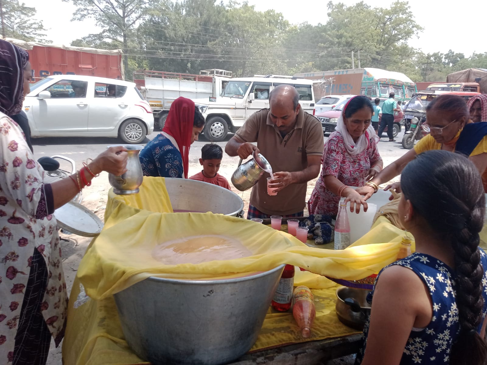 निर्जला एकादशी पर जगह-जगह लगी छबील,गर्मी से बेहाल राहगीरों को पिलाया मीठा शरबत