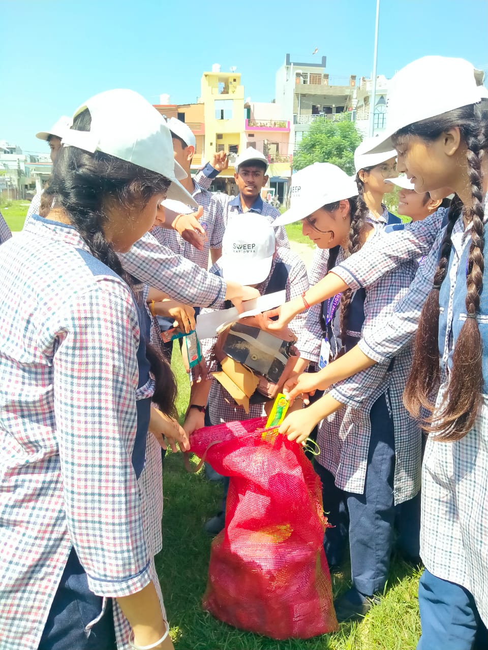 डिवाइन लाइट स्कूल में धूमधाम से मनाया गया एनएसएस का स्थापना दिवस