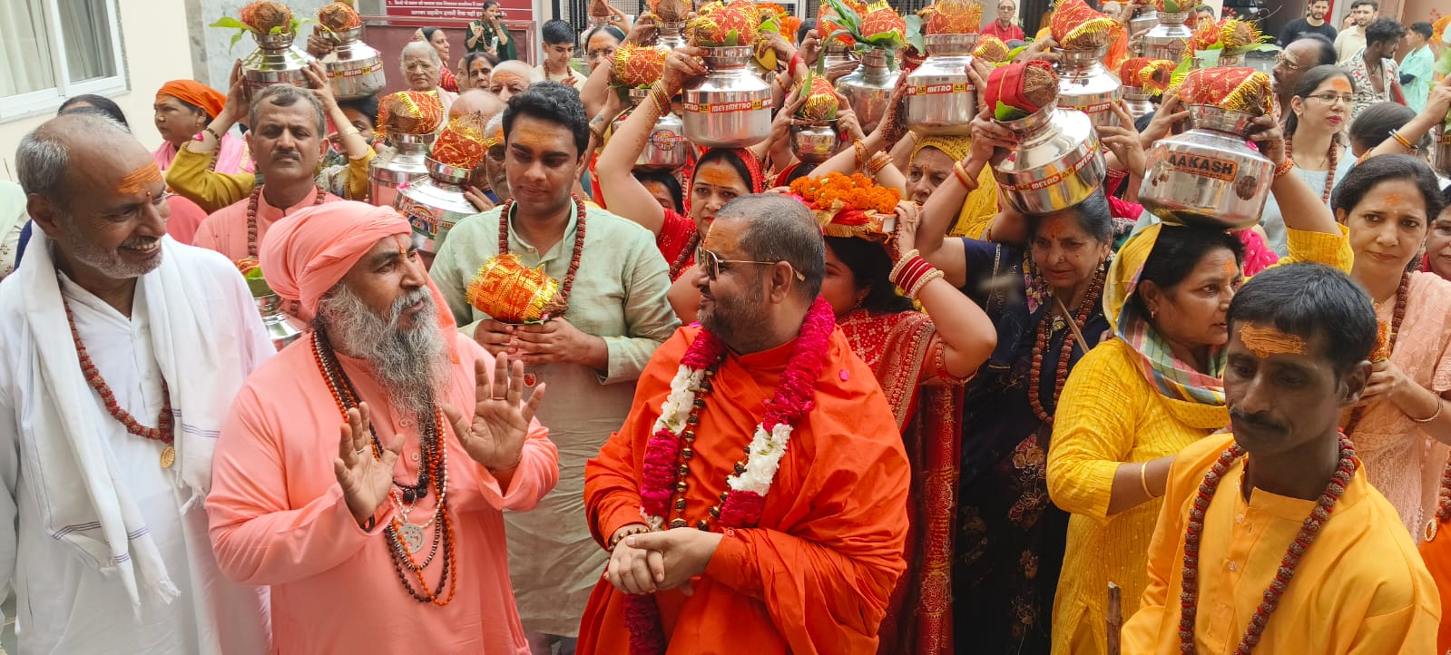 कलश यात्रा निकालकर किया गया श्रीमद् भागवत कथा का शुभारंभ