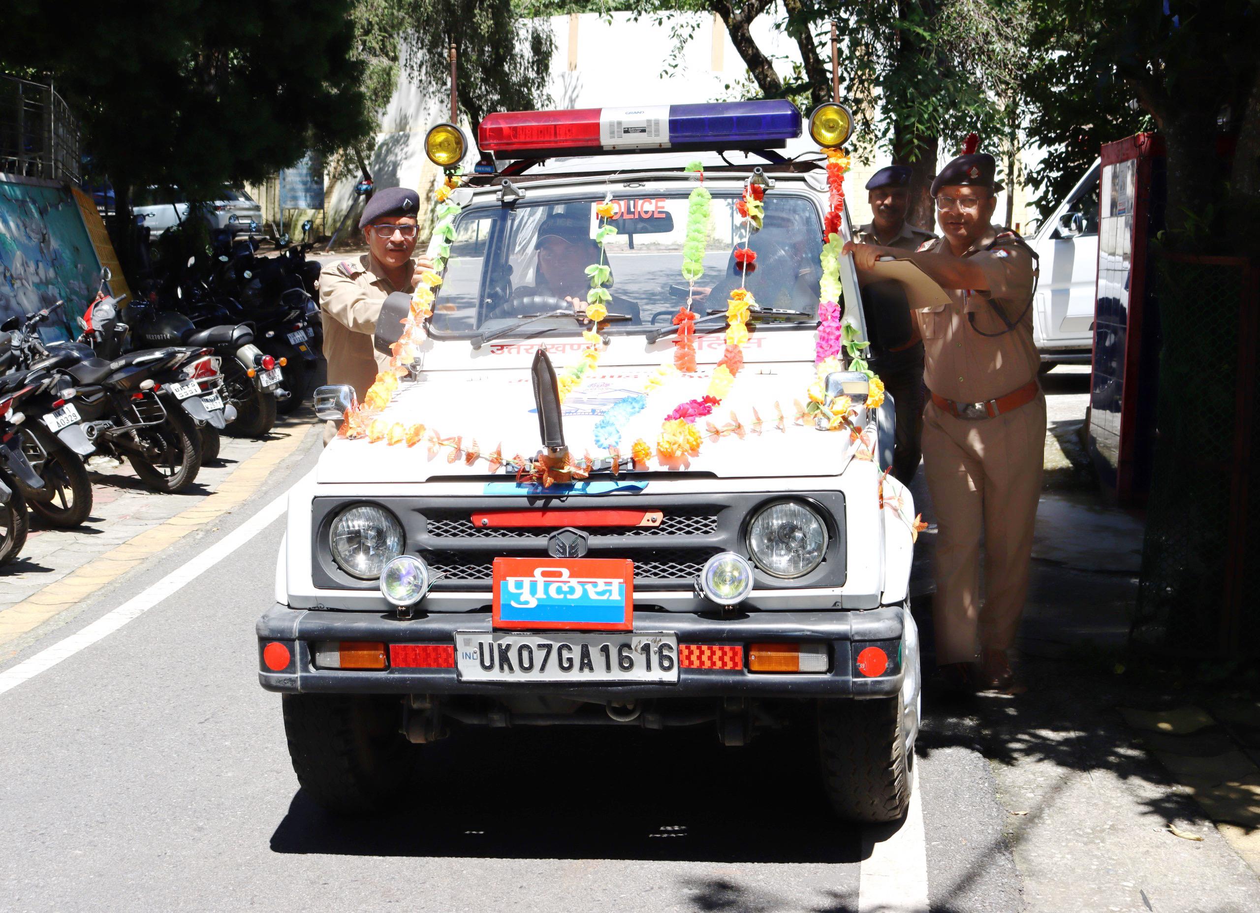 ऐच्छिक सेवानिवृत हो रहे पुलिसकर्मी को शुभकामनाओं के साथ दी गई विदाई