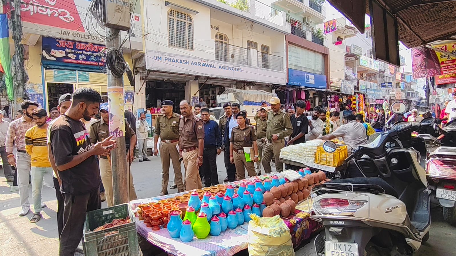 पौड़ी पुलिस ने पैदल गश्त कर सुरक्षा व्यवस्था को किया चाक-चौबंद