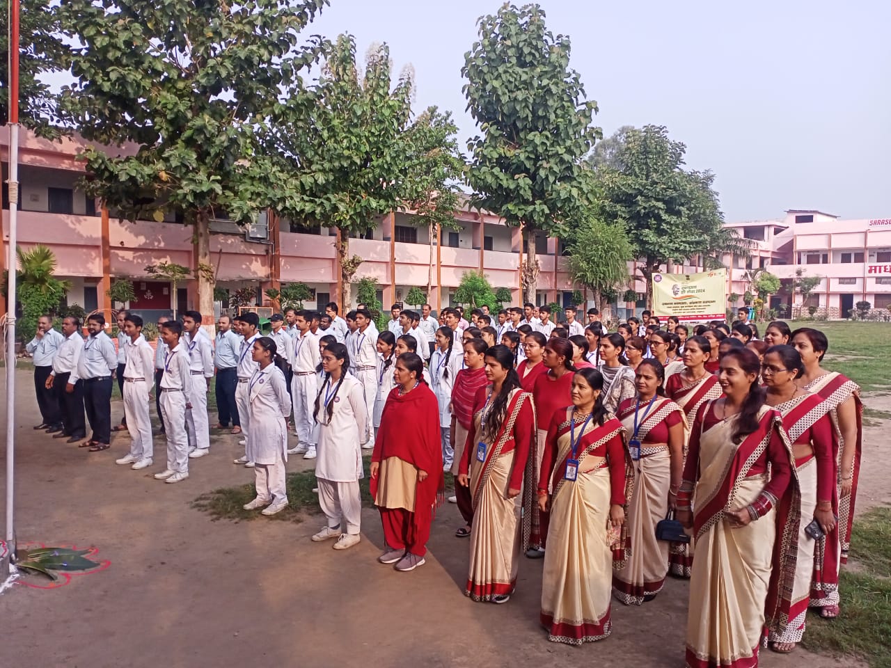 सरस्वती विद्या मंदिर भेल में हर्षोल्लास से मनाई गई महात्मा गांधी व लाल बहादुर शास्त्री की जयंती