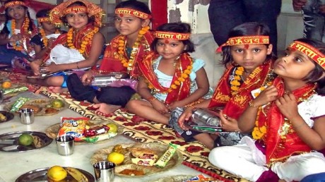 रामनवमी पर मां चंडी देवी मंदिर प्रांगण में किया गया कन्या पूजन