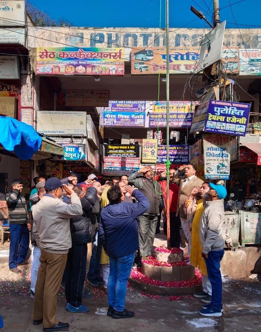 गणतंत्र दिवस पर कालिंदी पालिका मार्केट में व्यापारियों ने किया ध्वजारोहण 