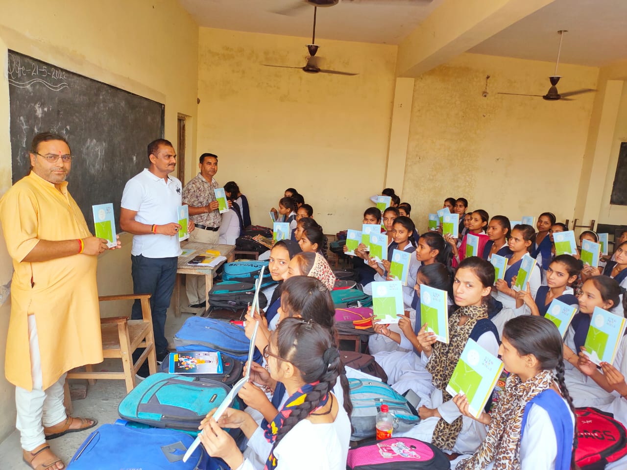 अमेरिका इंडिया फाउंडेशन की ओर से आदर्श बाल सदन इंटर कॉलेज बहादरपुर जट में निशुल्क हुआ कक्षा 8 एवं 9 की किताबो का वितरण