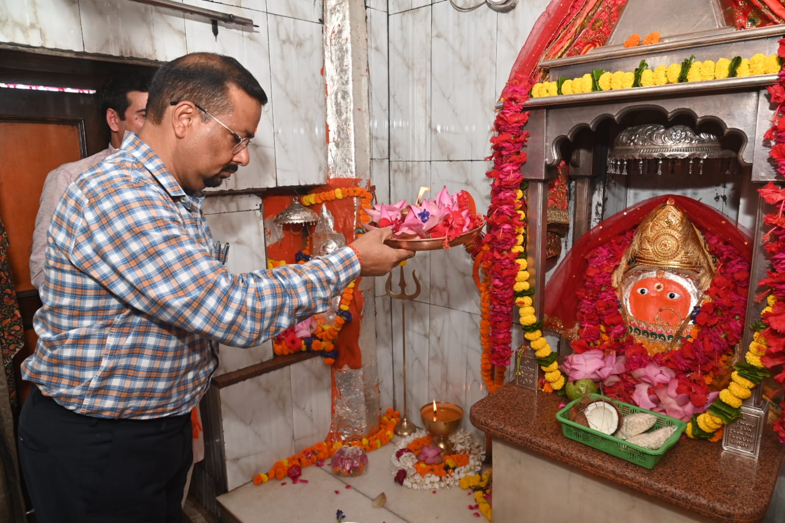 जिलाधिकारी कर्मेंद्र सिंह ने मां चंडी देवी की पूजा अर्चना कर की चहुमुखी विकास, सुख–समृद्धि की कामना 