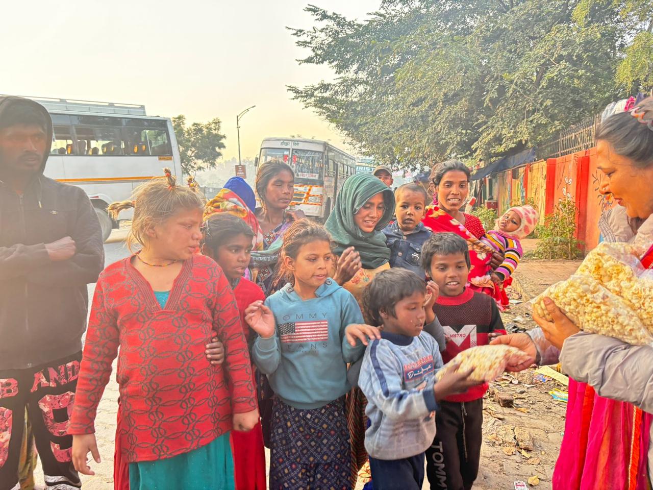 नई उड़ान फाउंडेशन ने जरूरतमंदों को बांटे कंबल