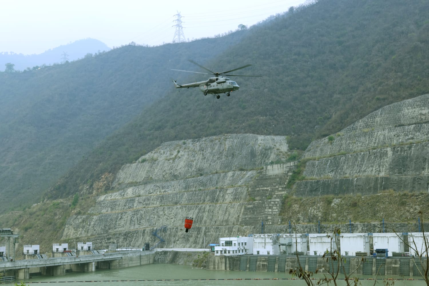 डीएम के प्रयासों से वायु सेना के हेलीकॉप्टर बुझा रहे पौड़ी के जंगलों में लगी आग