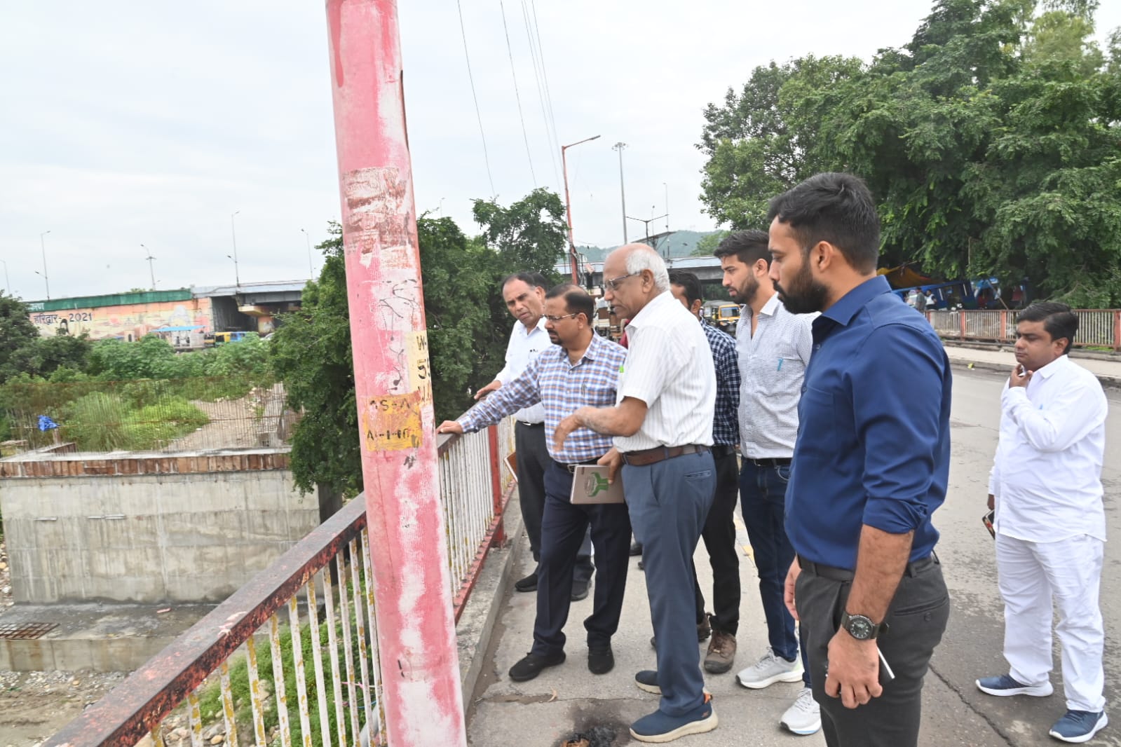 जिलाधिकारी ने निर्माणाधीन चंडी घाट पुल सहित  हरिद्वार नजीबाबाद रोड का किया स्थलीय निरिक्षण 