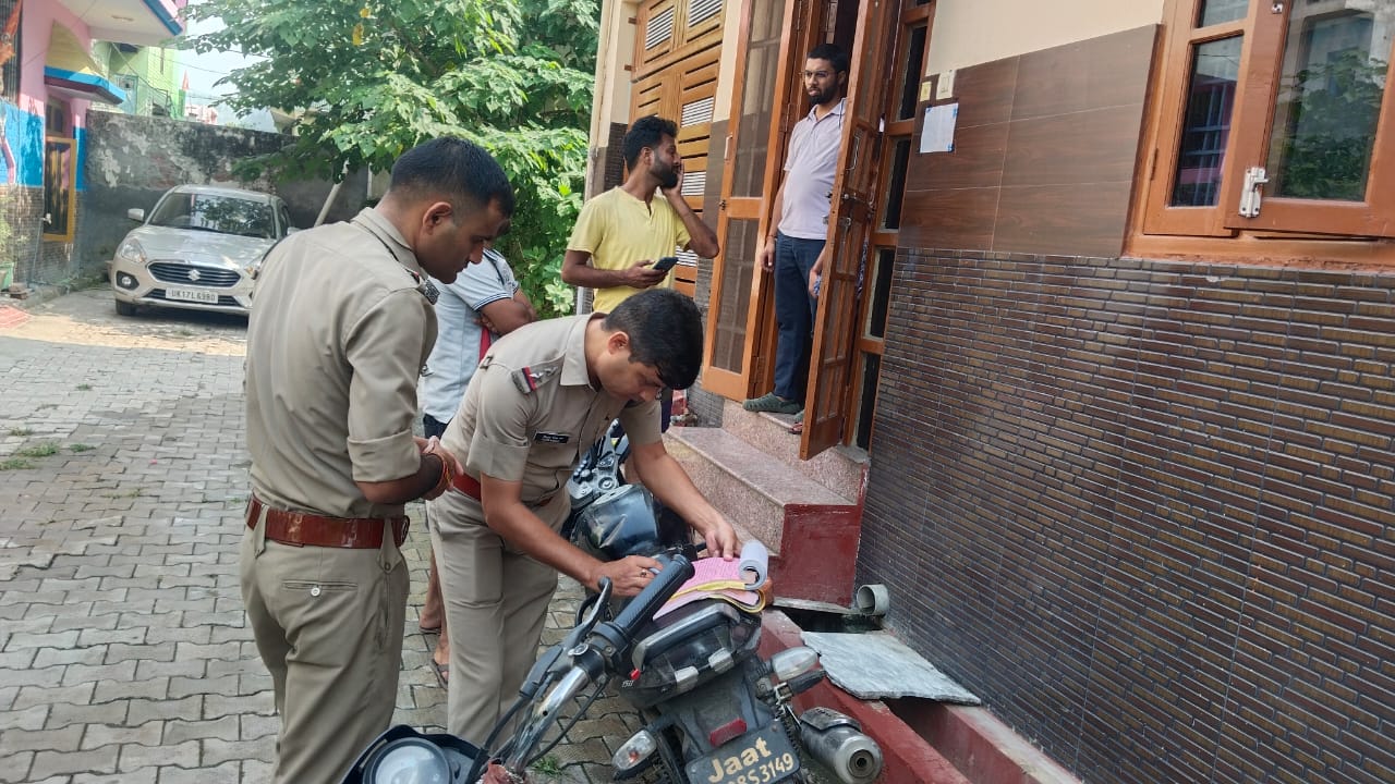 सत्यापन अभियान के तहत रानीपुर पुलिस ने काटे मकान मालिकों के चालान