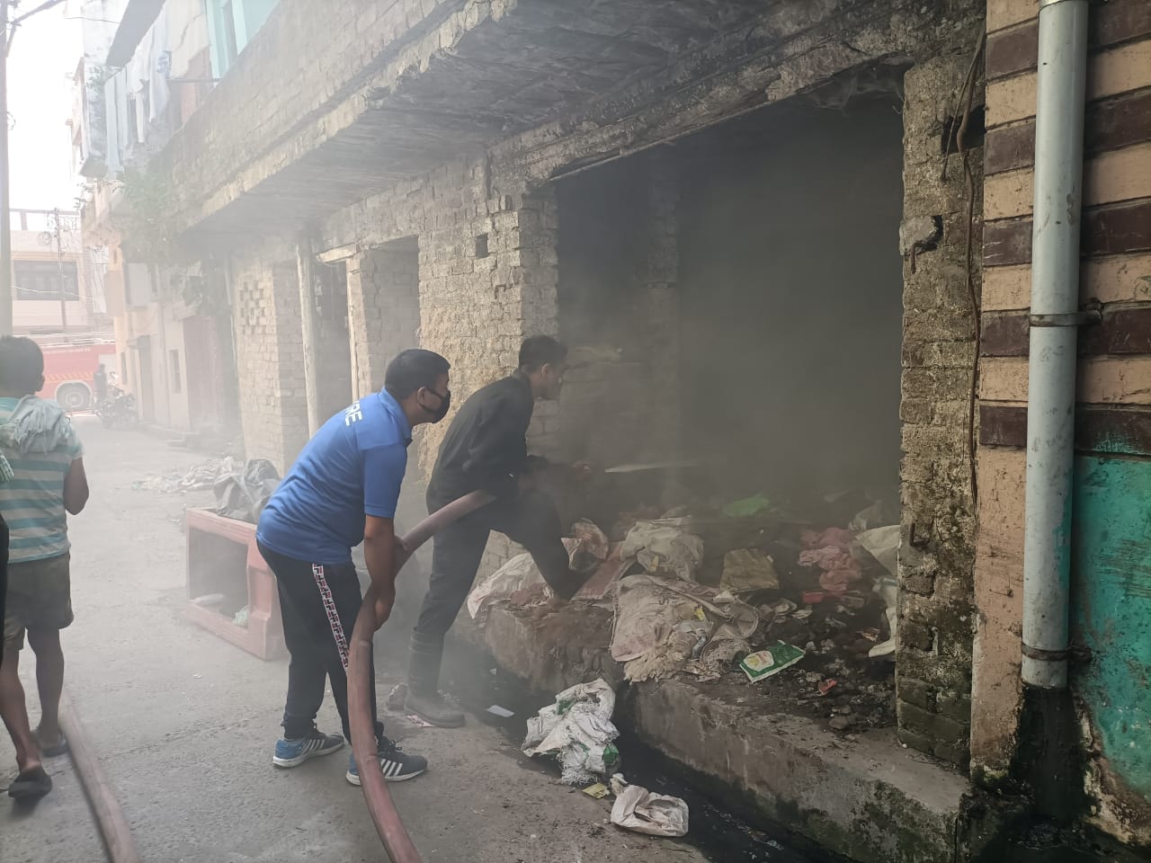 रामनगर क्षेत्र में बंद घर में लगी आग को रामनगर फायर कर्मियों ने बुझाया सूझबूझ के साथ