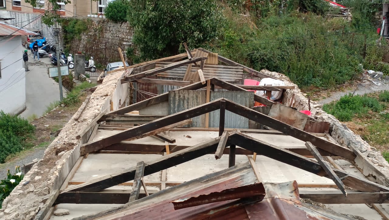 मसूरी में तेज हवाओं के कारण कई घरो की उडी छतें, धरो में रखा सामान हुआ खराब